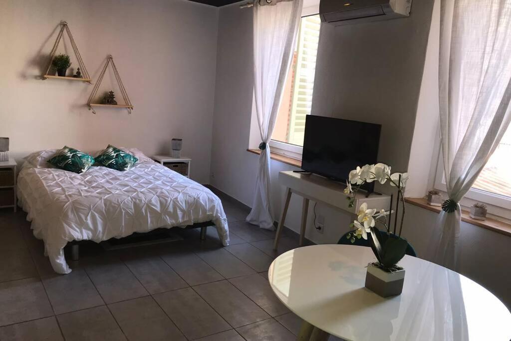 Cocooning A 50 M Du Port, Classe 1 Etoile Cassis